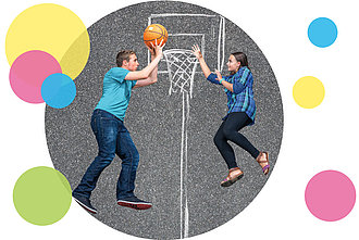 Erzieher und Kind spielen Basketball